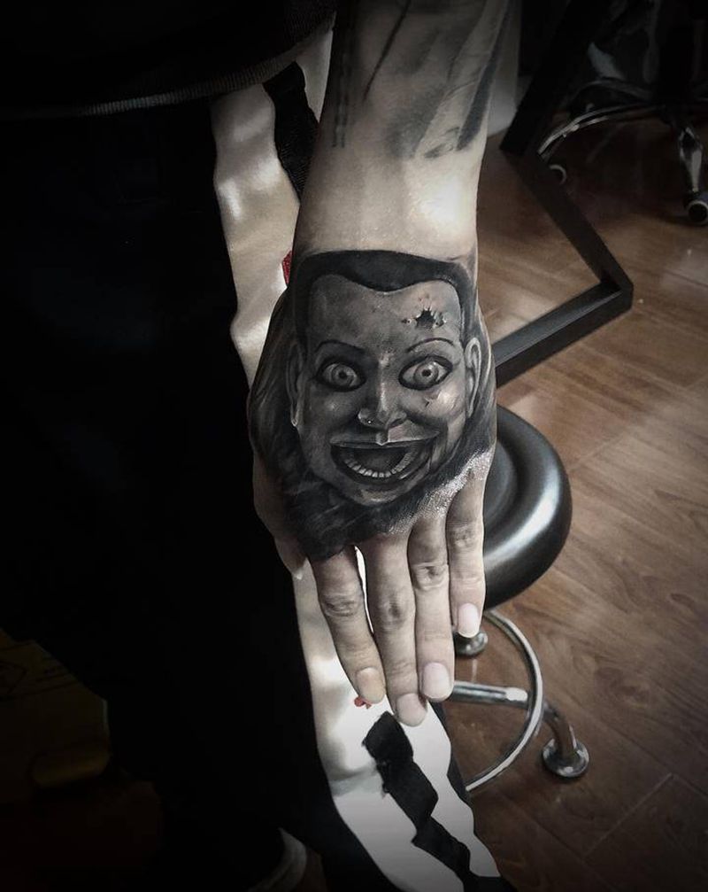 电影《死寂》纹身图片_手部手臂欧美写实木偶纹身图案