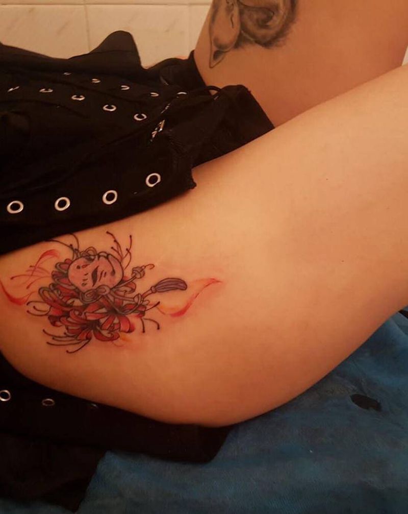 彼岸花纹身图片_腿部臀部花纹身图案