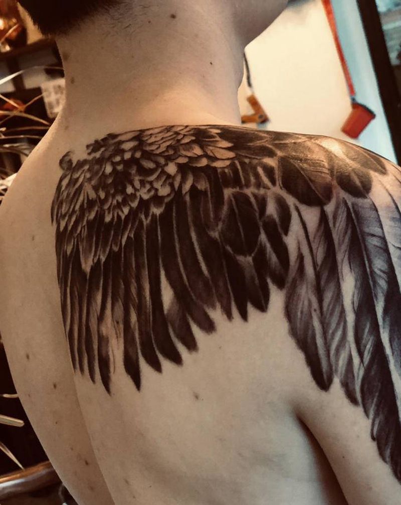 鹰翼纹身图片_背部手臂欧美写实点刺纹身图案