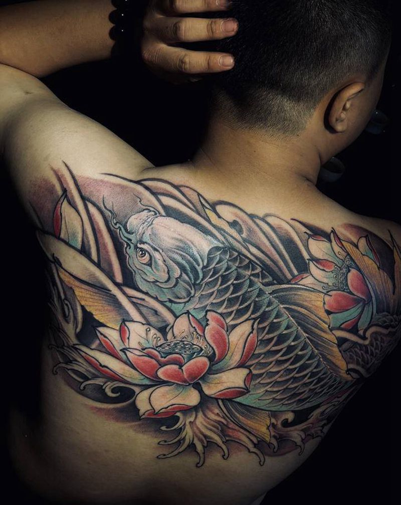 10斤多的大鲤鱼纹身图片_背部新传统老传统纹身图案