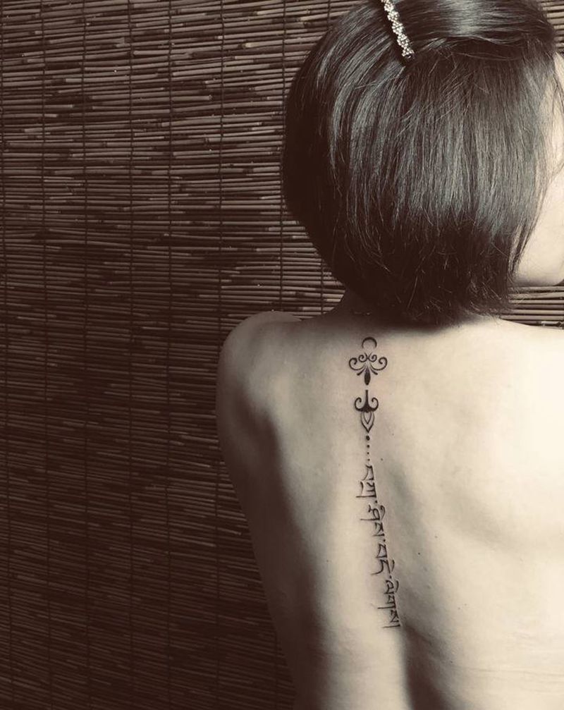 小清新纹身图片_背部肩部点刺纹身图案