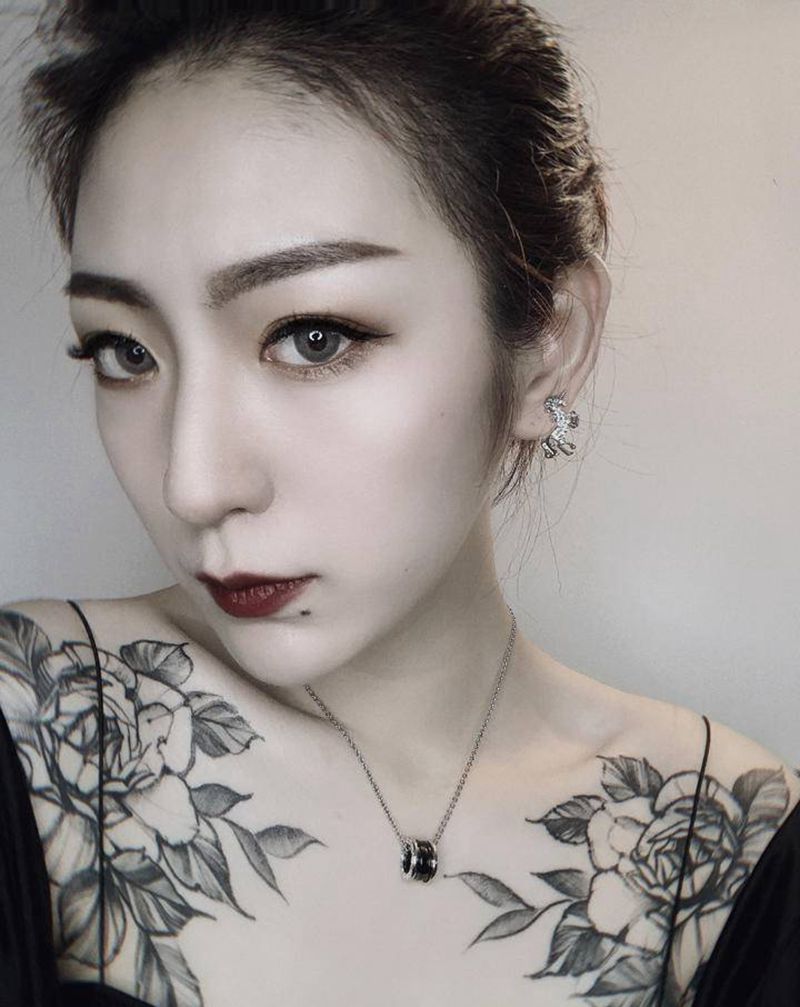 素花买家秀纹身图片_肩部点刺几何纹身图案