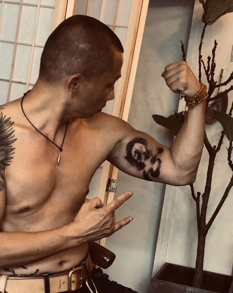 水墨纹身图片_手臂点刺水墨纹身图案