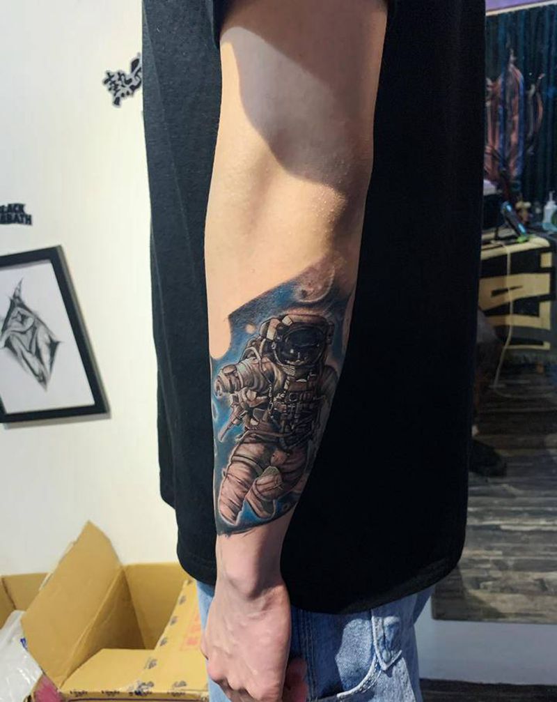 宇航员纹身图片_手臂手部欧美写实纹身图案
