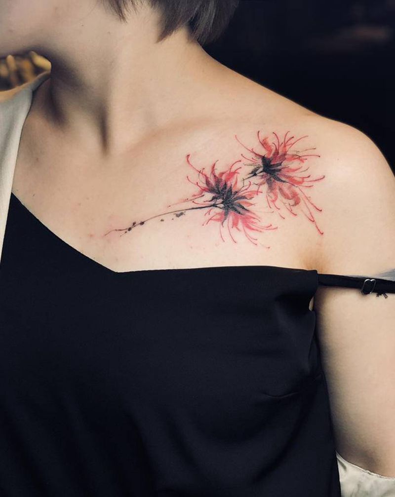 彼岸花纹身图片_肩部点刺水彩纹身图案