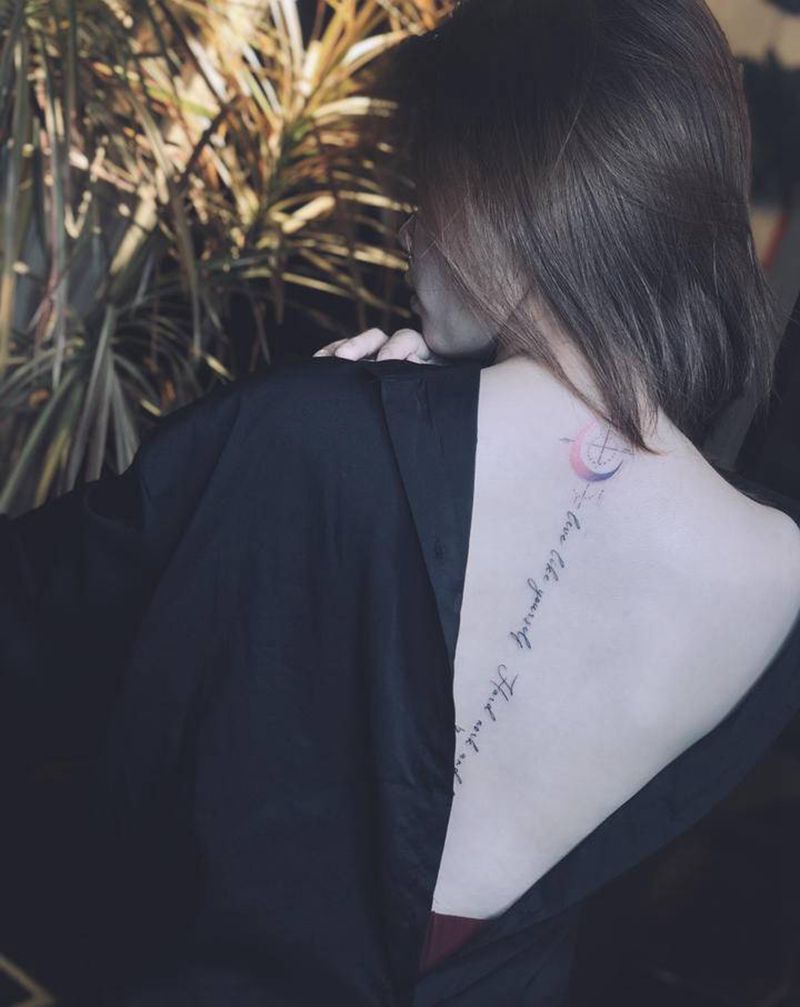 迷人的背影纹身图片_背部点刺几何纹身图案