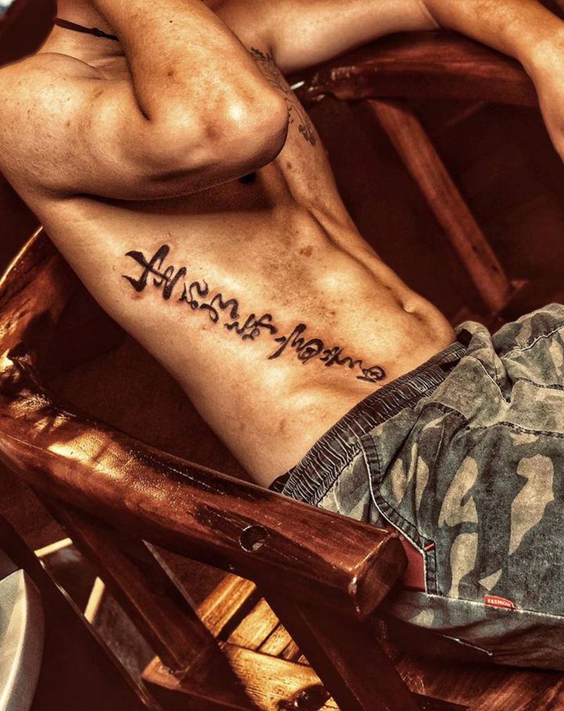 硬汉生死看淡纹身图片_腰部水墨纹身图案