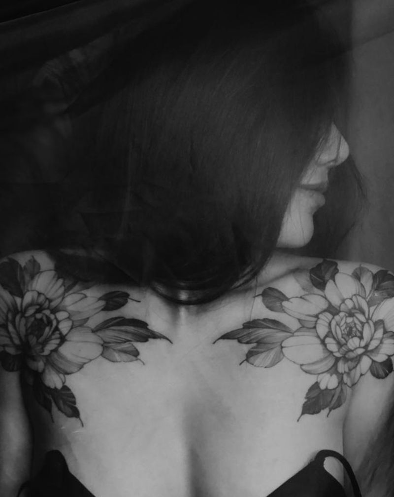 素花纹身图片_肩部点刺纹身图案