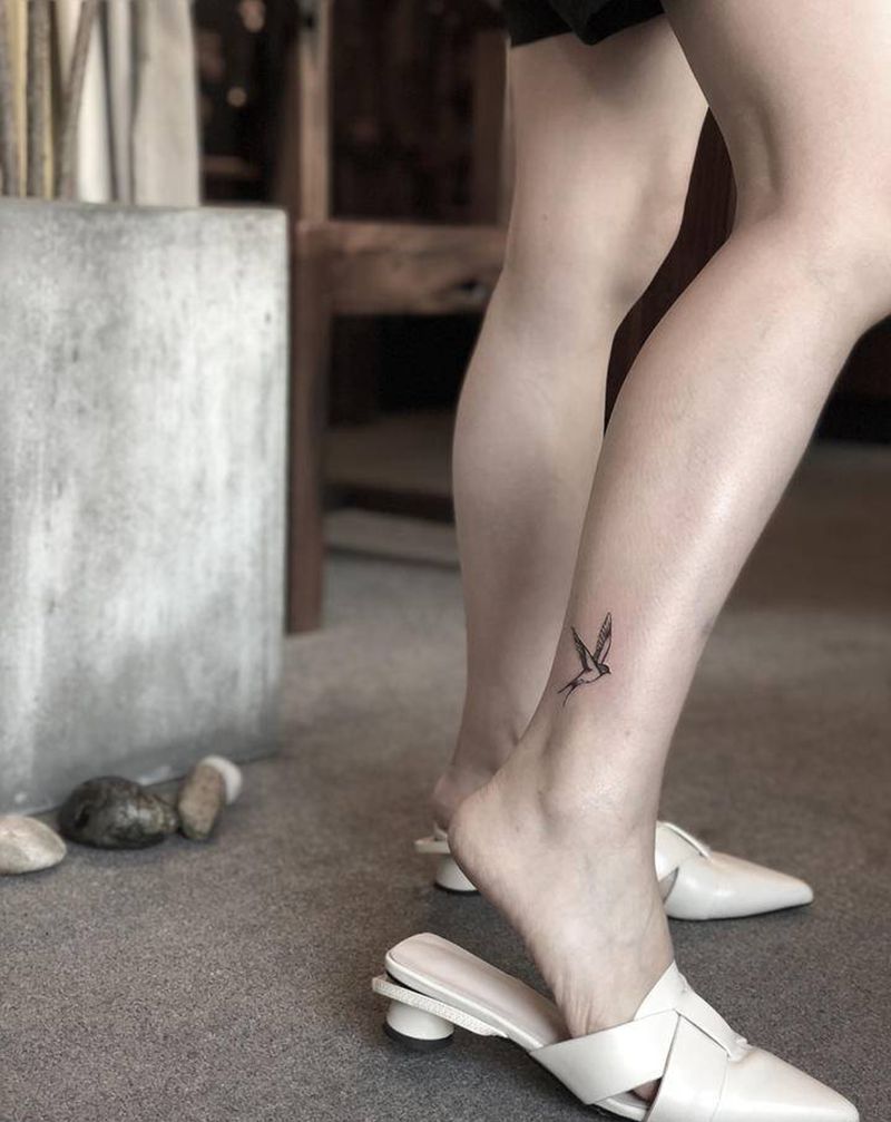 小燕子纹身图片_腿部点刺纹身图案