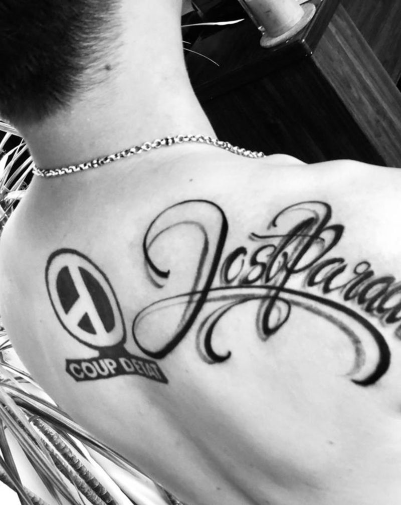 失落的天堂纹身图片_背部几何花体字纹身图案