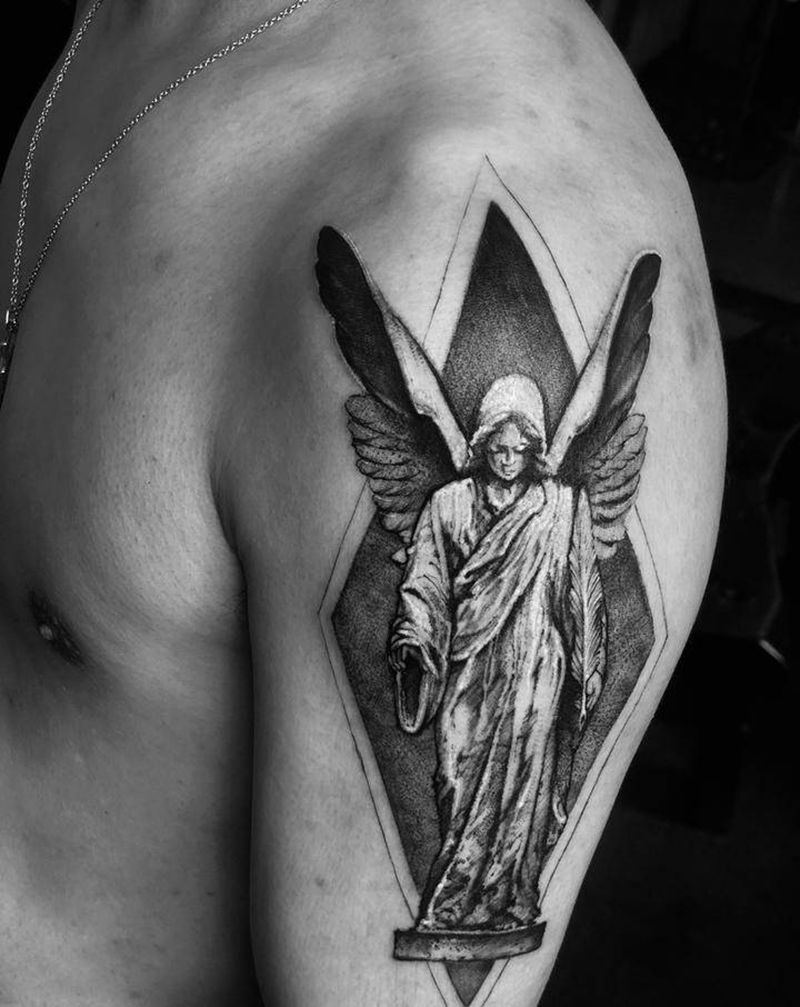 守护天使纹身图片_手臂点刺欧美写实纹身图案