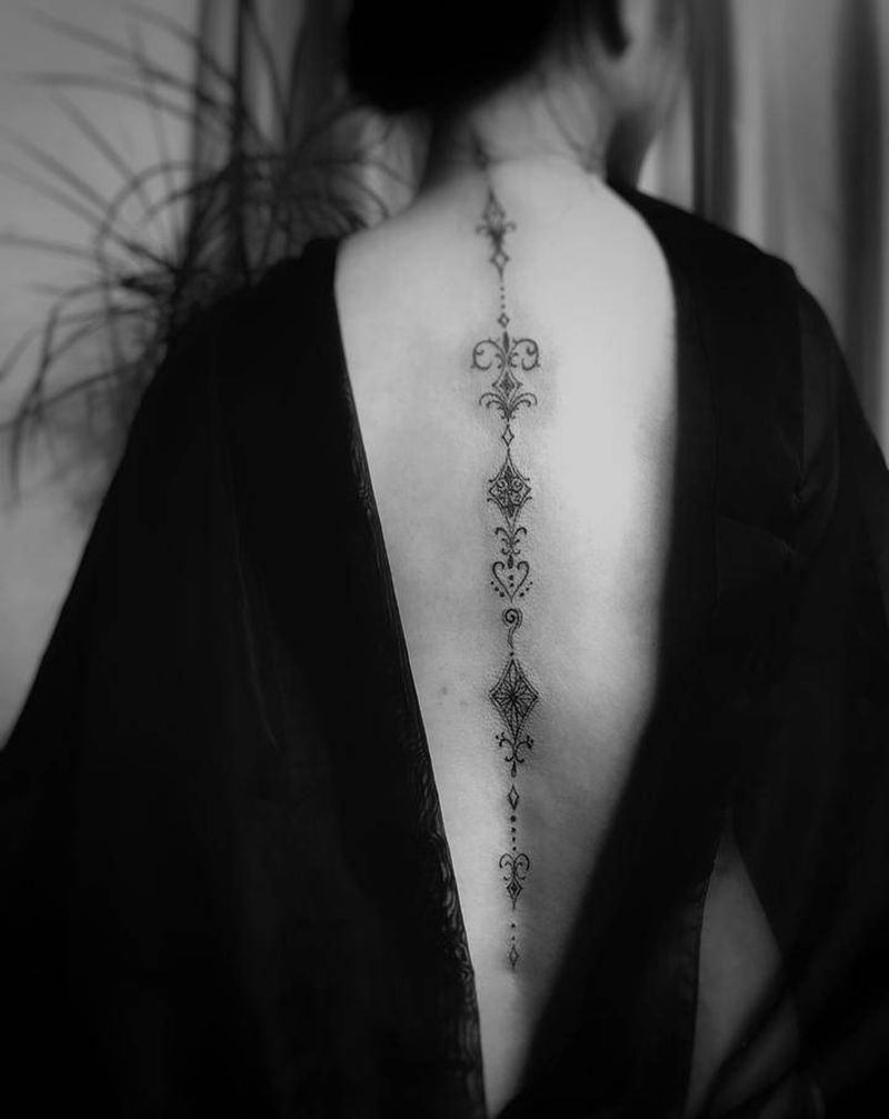 美背纹身图片_背部点刺图腾纹身图案