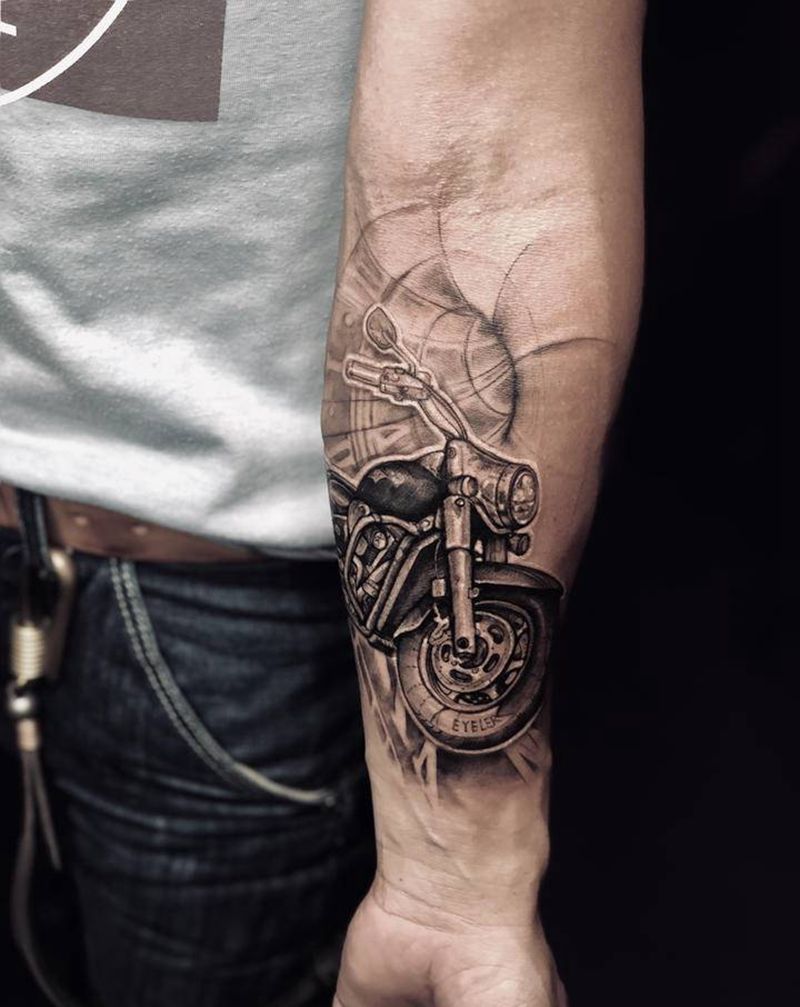 猜猜什么车纹身图片_手臂欧美写实点刺纹身图案