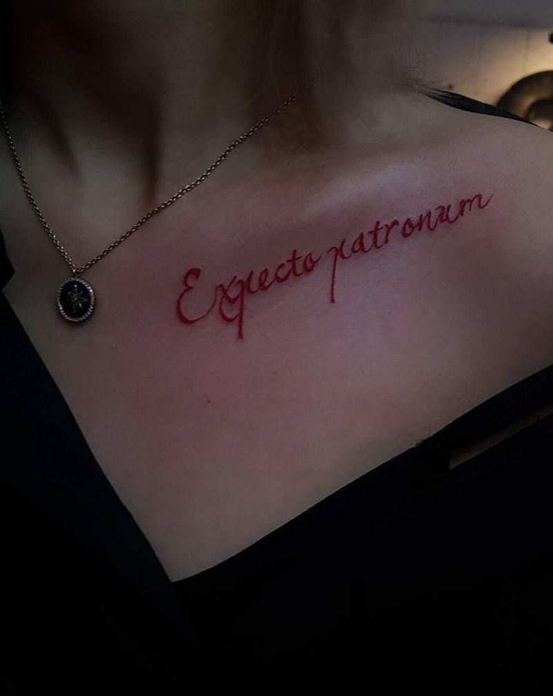 英文纹身图片_肩部胸部水彩锁骨纹身图案