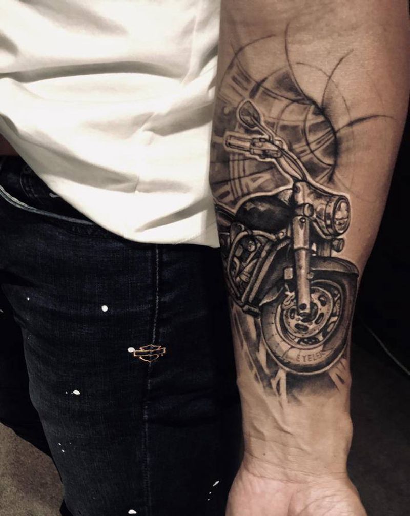 重型机车纹身图片_手臂点刺欧美写实纹身图案