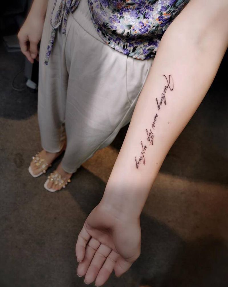 小英文纹身图片_手臂点刺纹身图案