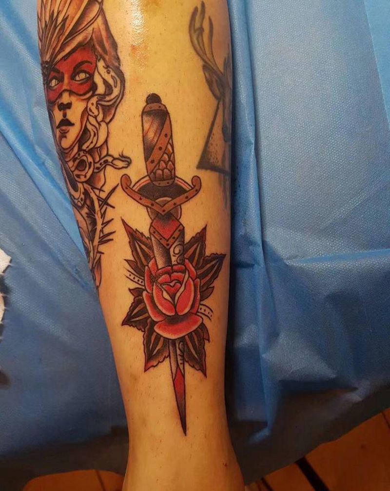 匕首纹身图片_腿部手部Old Schoolschool纹身图案