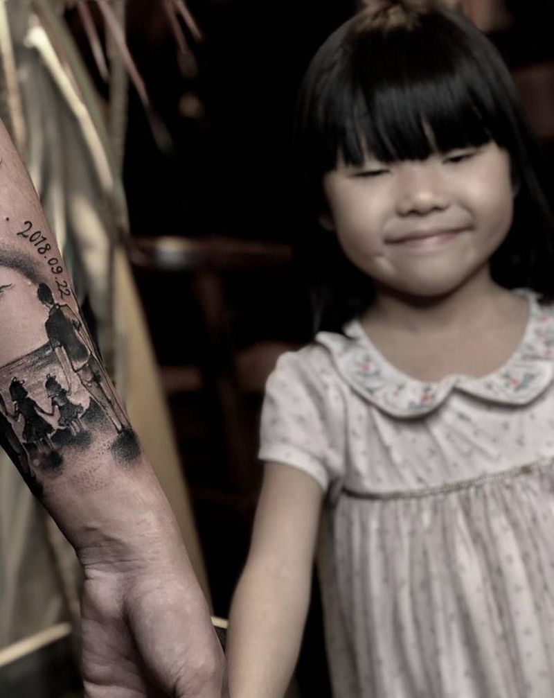 家人纹身图片_手臂点刺几何纹身图案