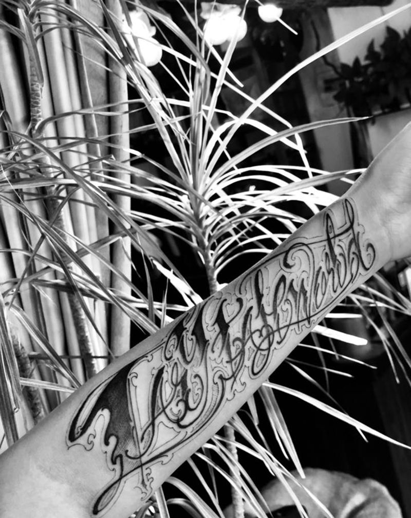 花体英文纹身图片_手臂点刺花体字纹身图案