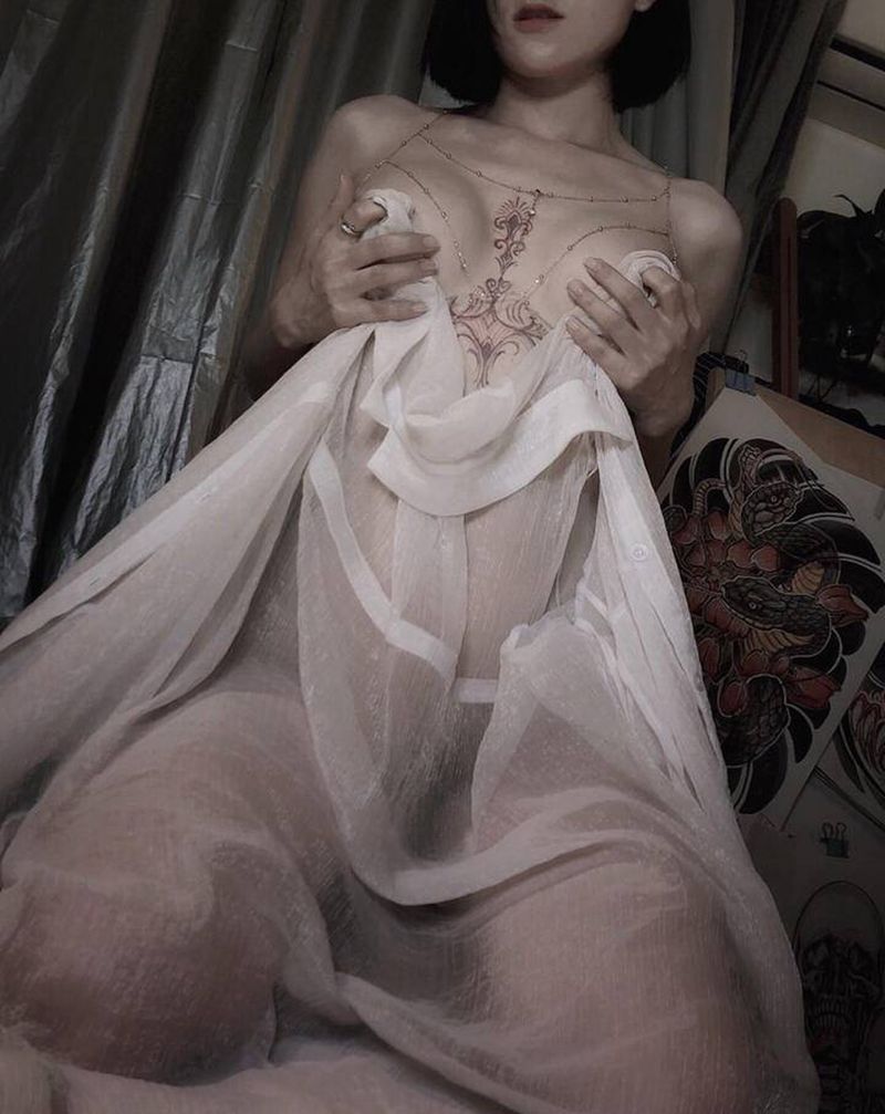 胸前点缀纹身图片_胸部点刺几何纹身图案