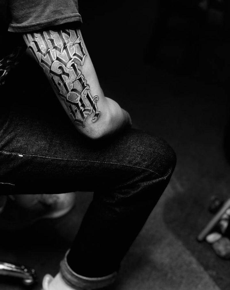 花体英文纹身图片_手臂花体字纹身图案