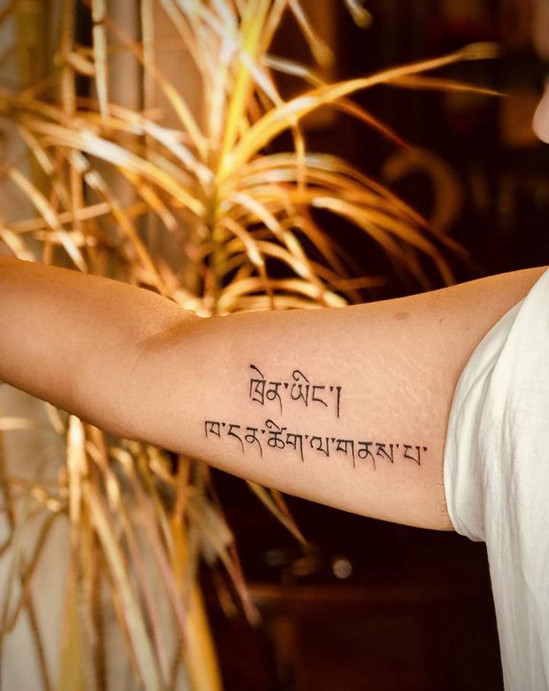 藏文纹身图片_手臂花体字纹身图案