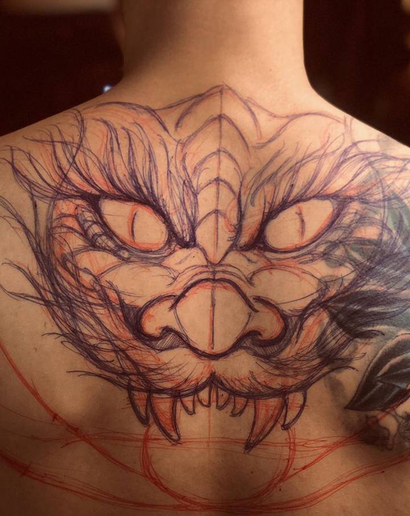 旧图覆盖现场手绘纹身图片_背部新传统点刺纹身图案