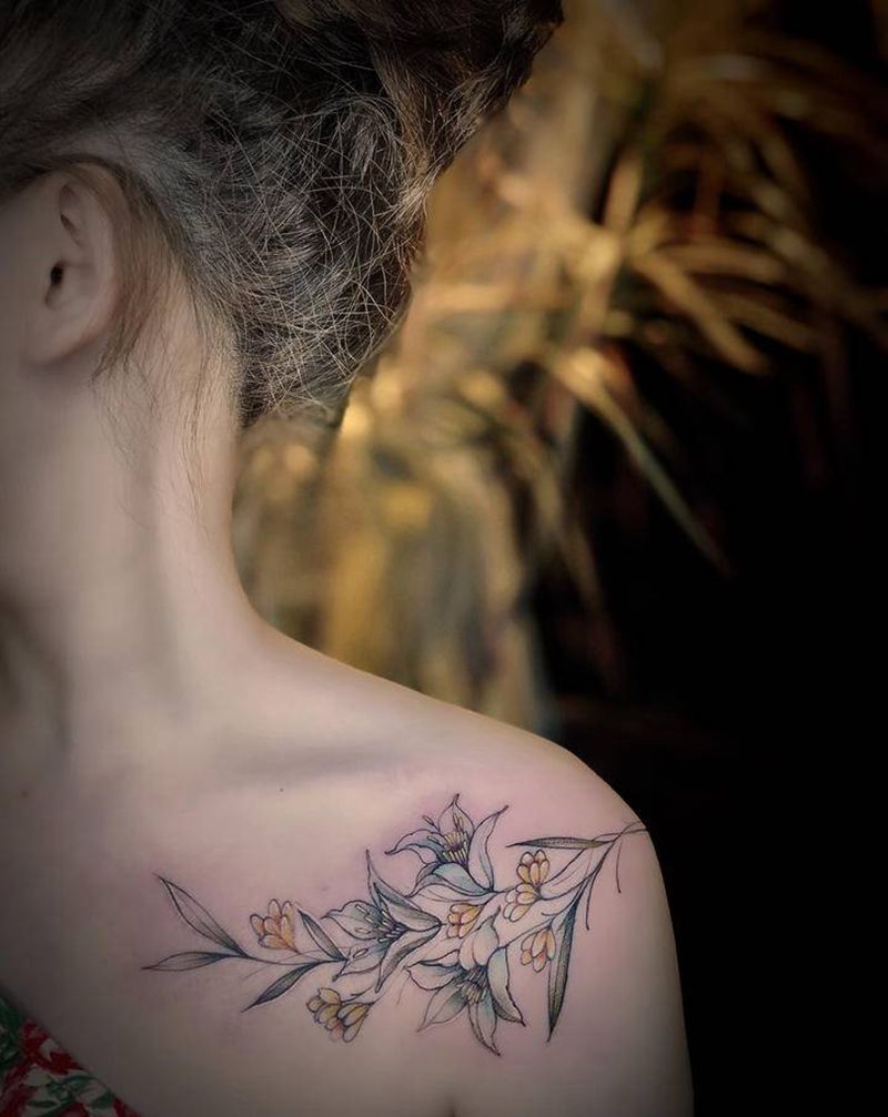 小清新纹身图片_肩部水彩点刺纹身图案