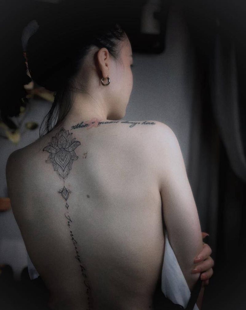 窈窕淑女君子好逑纹身图片_背部点刺几何纹身图案