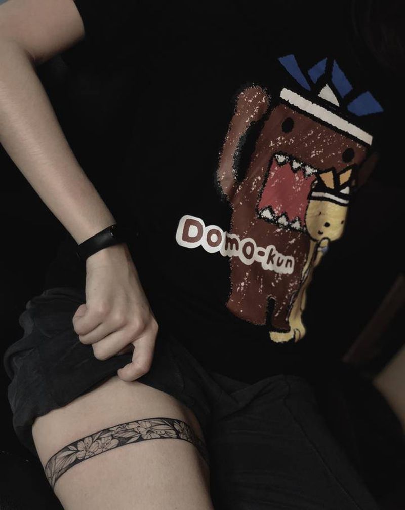 小素花纹身图片_腿部点刺纹身图案