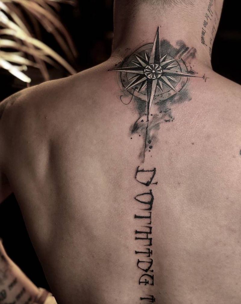 指南针纹身图片_背部点刺水墨纹身图案
