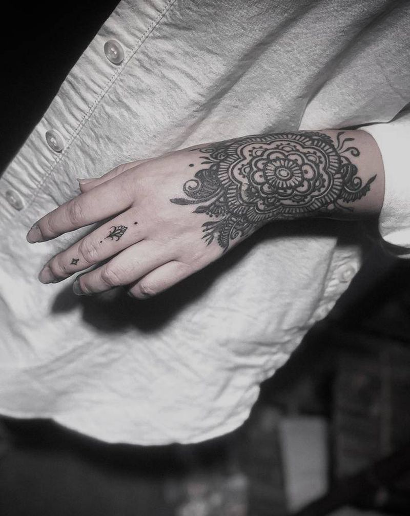 印度海娜纹身图片_手部点刺几何纹身图案