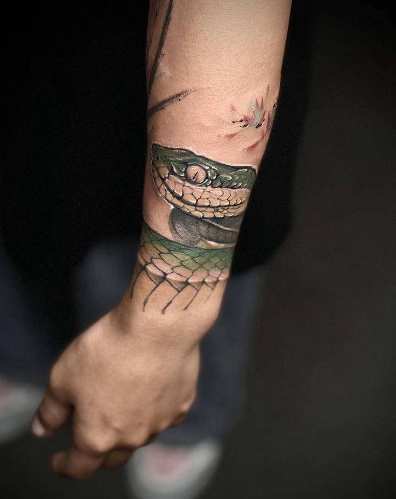 青蛇纹身图片_手臂欧美写实点刺纹身图案