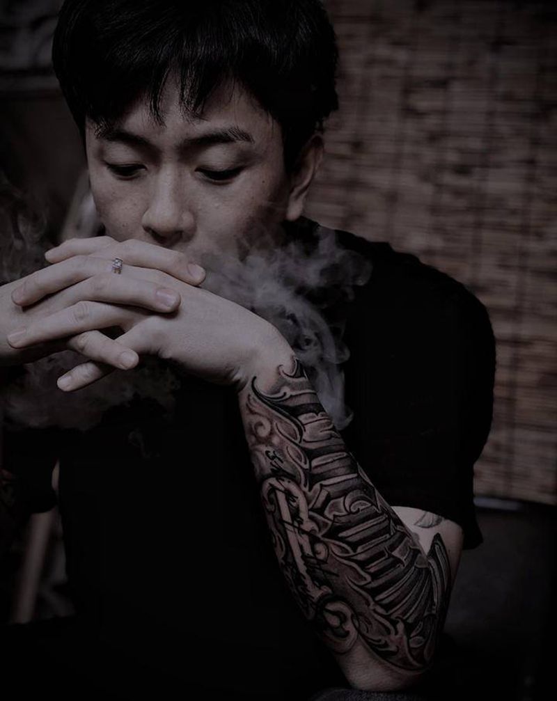 花体英文纹身图片_手臂花体字点刺纹身图案