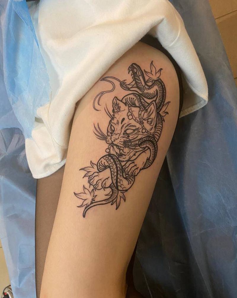 蛇纹身图片_腿部臀部欧美写实新传统蛇猫纹身图案