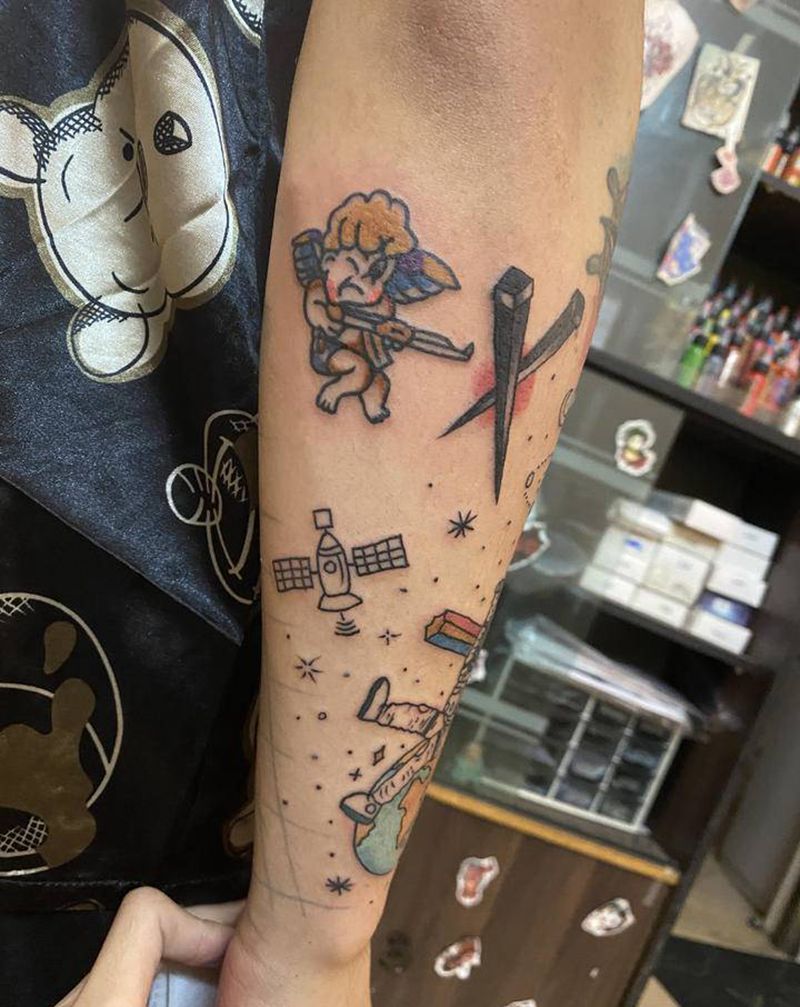 宇航员纹身图片_手部手臂点刺宇航员丘比特星空纹身图案