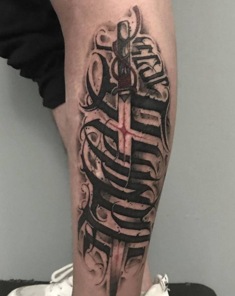 暗黑花体纹身图片_腿部花体字纹身图案