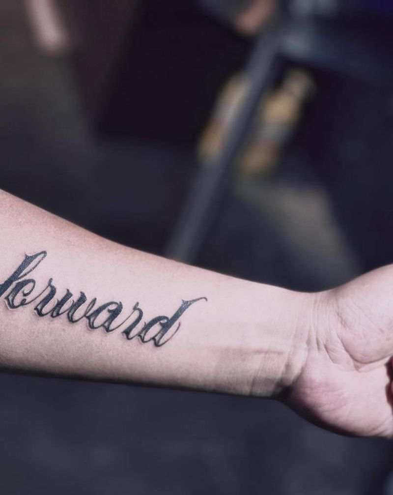 花体英文纹身图片_手臂花体字纹身图案