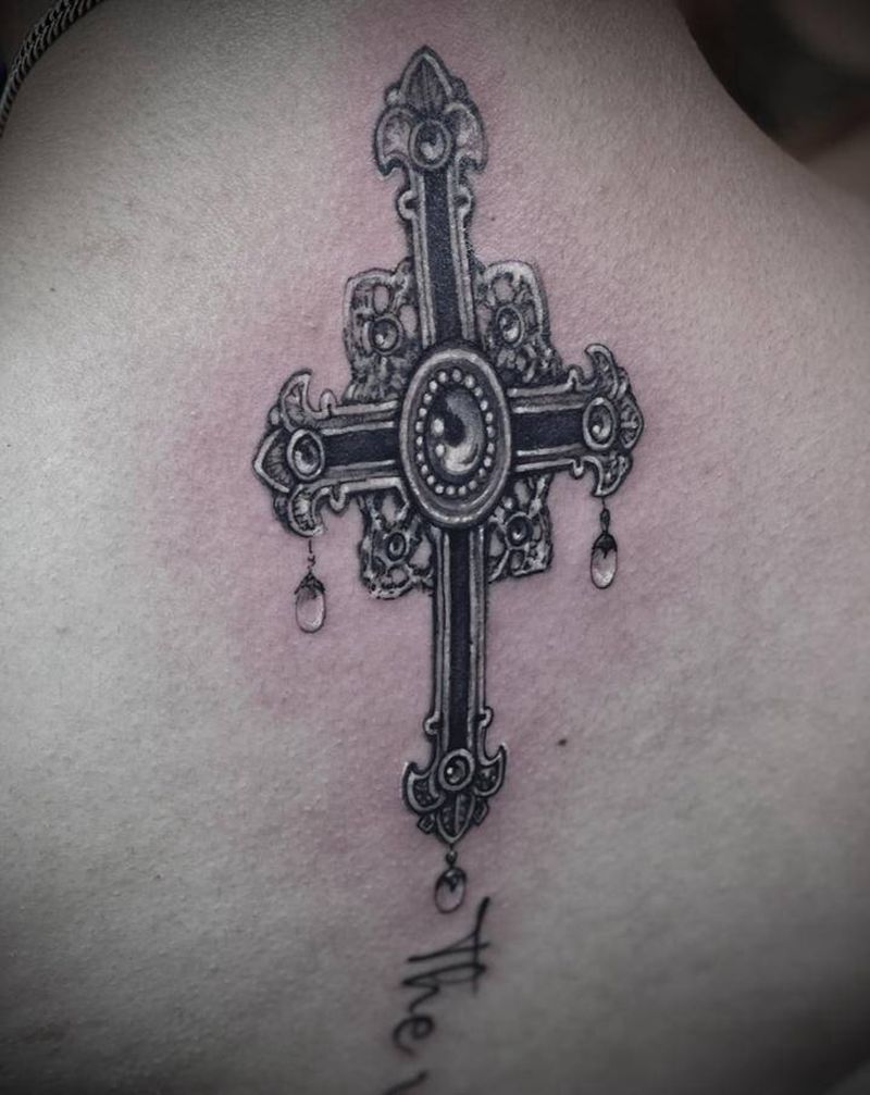 手绘十字架纹身图片_背部点刺欧美写实纹身图案