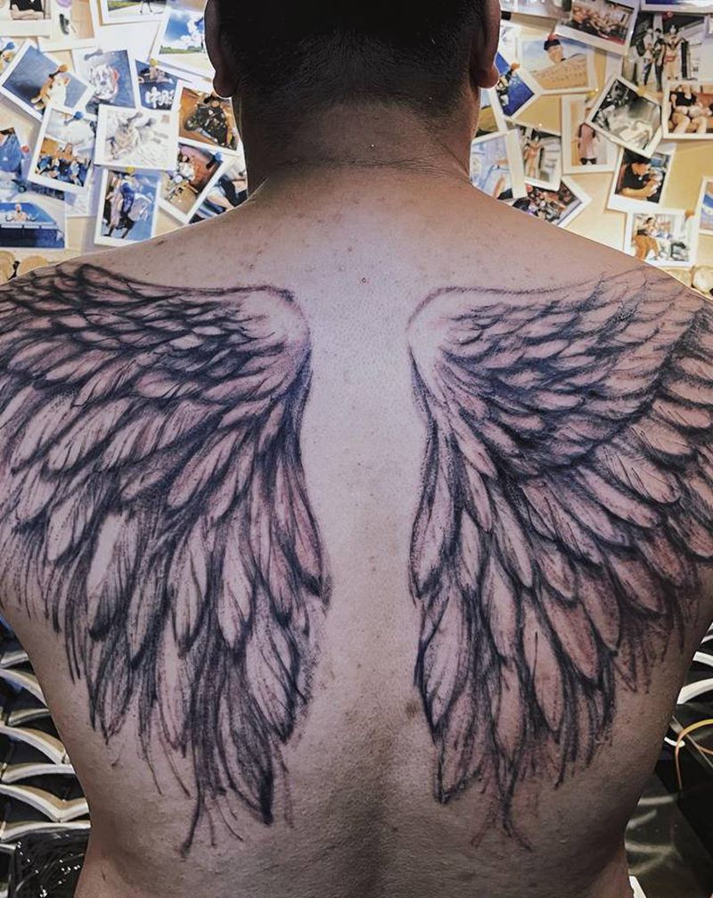 翅膀手绘未完待续纹身图片_背部点刺欧美写实纹身图案