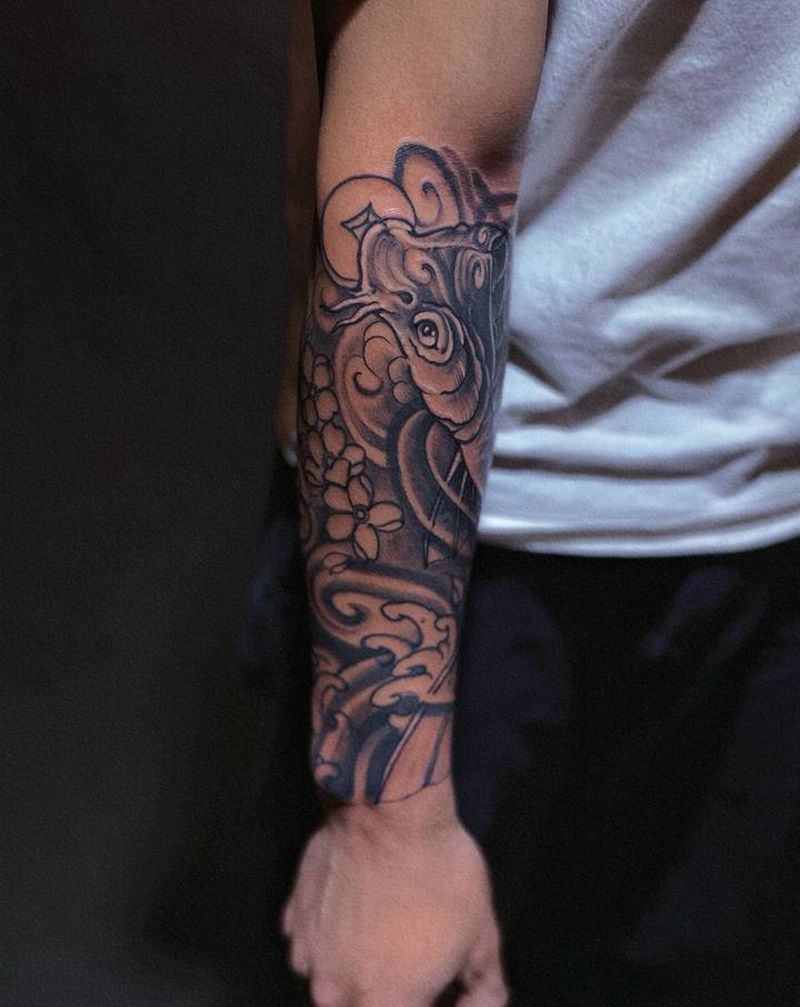 新传统鲤鱼手绘纹身图片_手臂新传统纹身图案