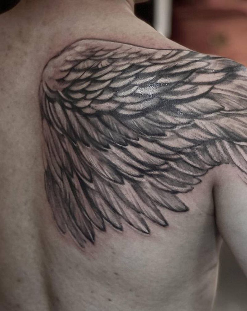 翅膀手绘纹身图片_背部欧美写实纹身图案