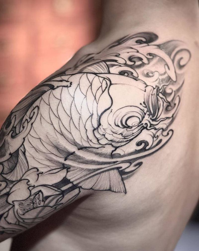 锦鲤跃然纹身图片_肩部新传统纹身图案