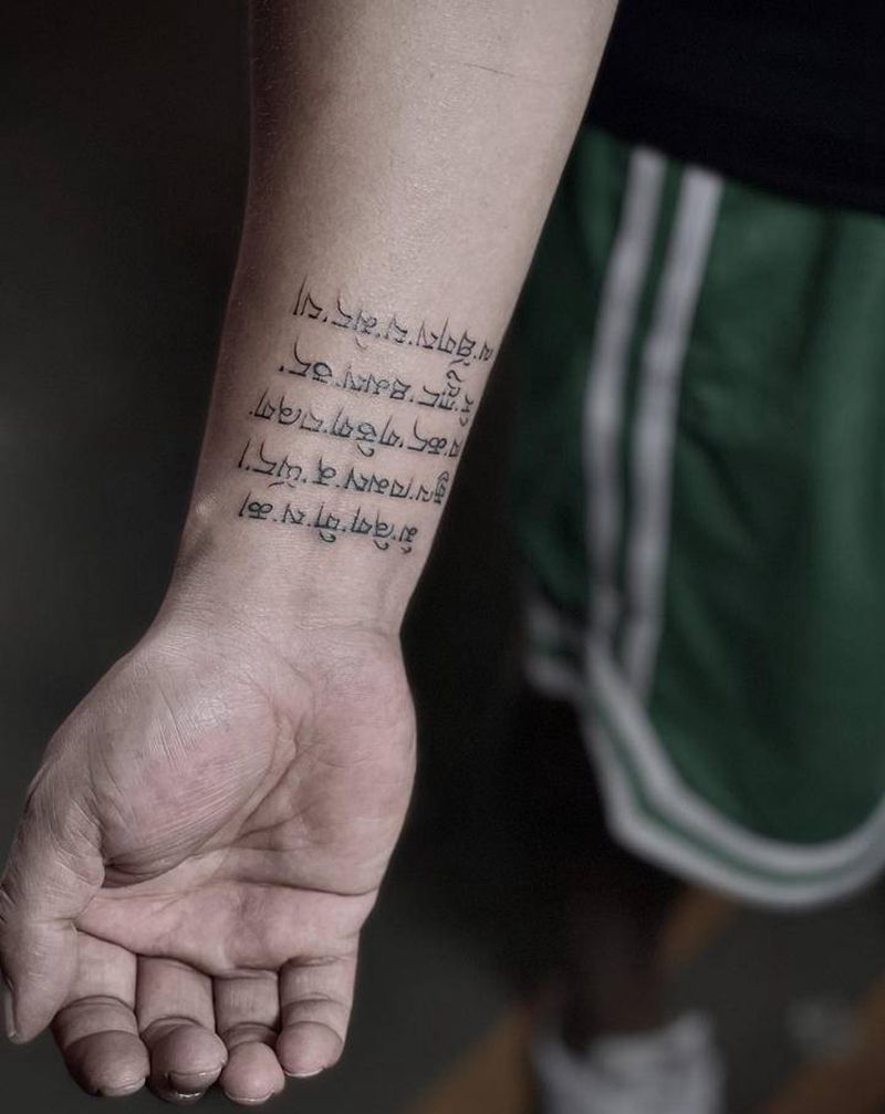 藏文纹身图片_手臂点刺花体字纹身图案