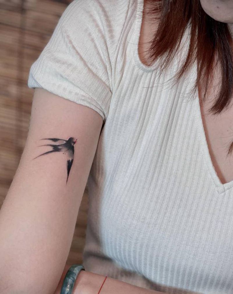 水墨燕子纹身图片_手臂水墨纹身图案