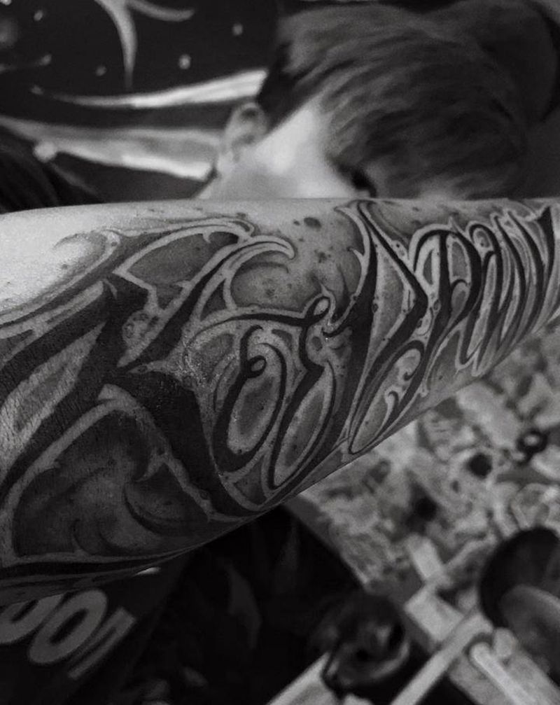 花体字纹身图片_手部手臂花体字纹身图案