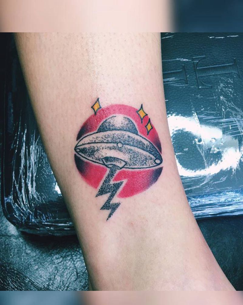 old school太空飞船纹身图片_腿部Old School纹身图案