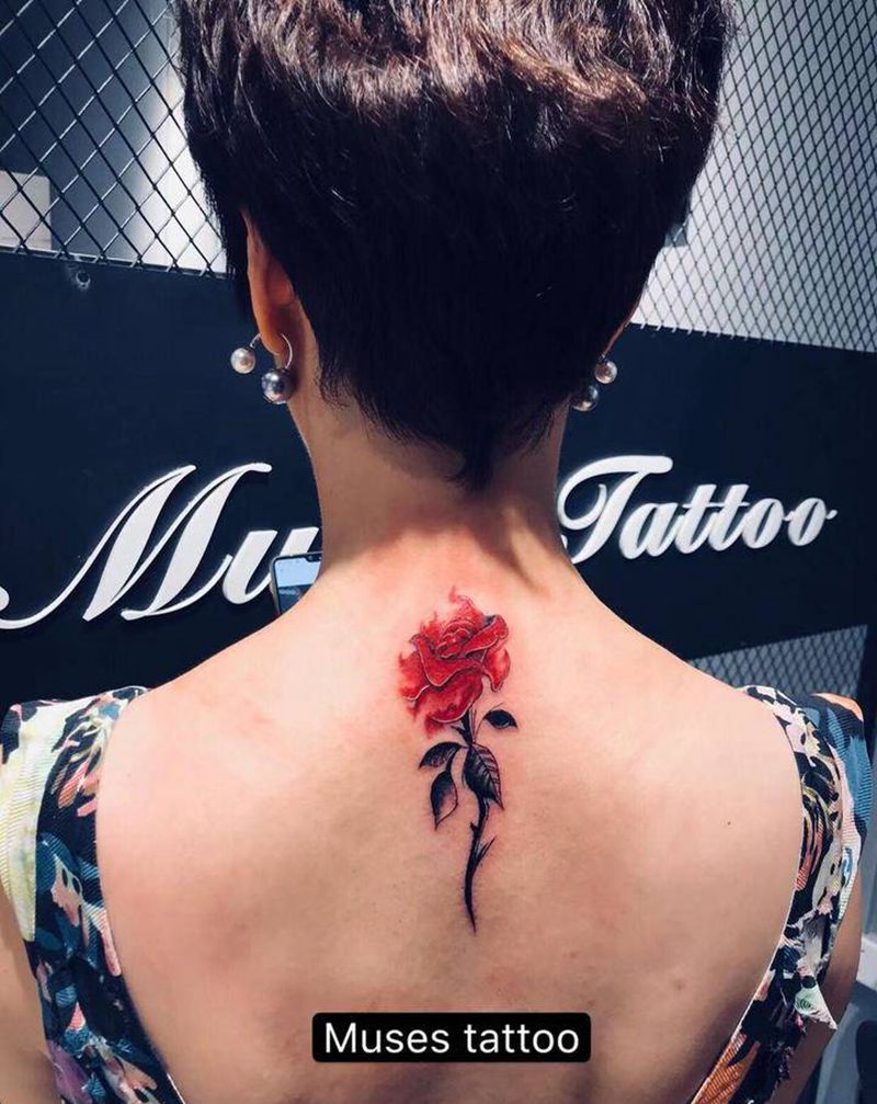 花纹身图片_背部水彩纹身图案