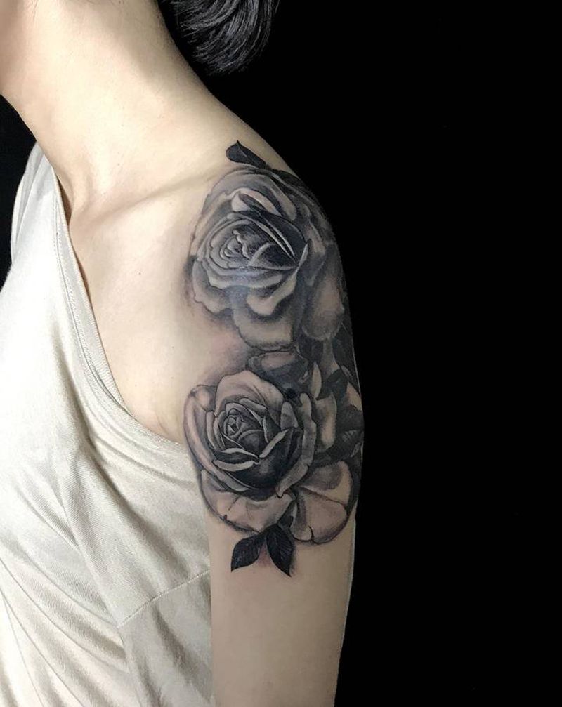 肩花纹身图片_肩部欧美写实纹身图案