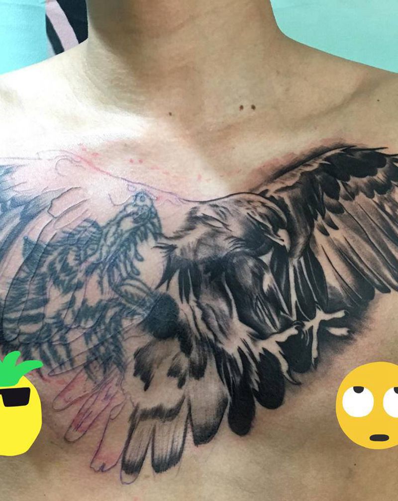 滴血狼头遮盖纹身图片_胸部大鹏纹身图案